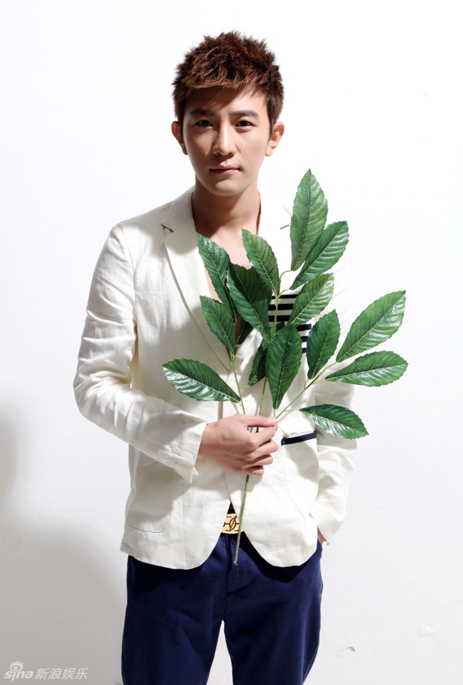 大左最新宣传照曝光 手持绿叶贴近自然