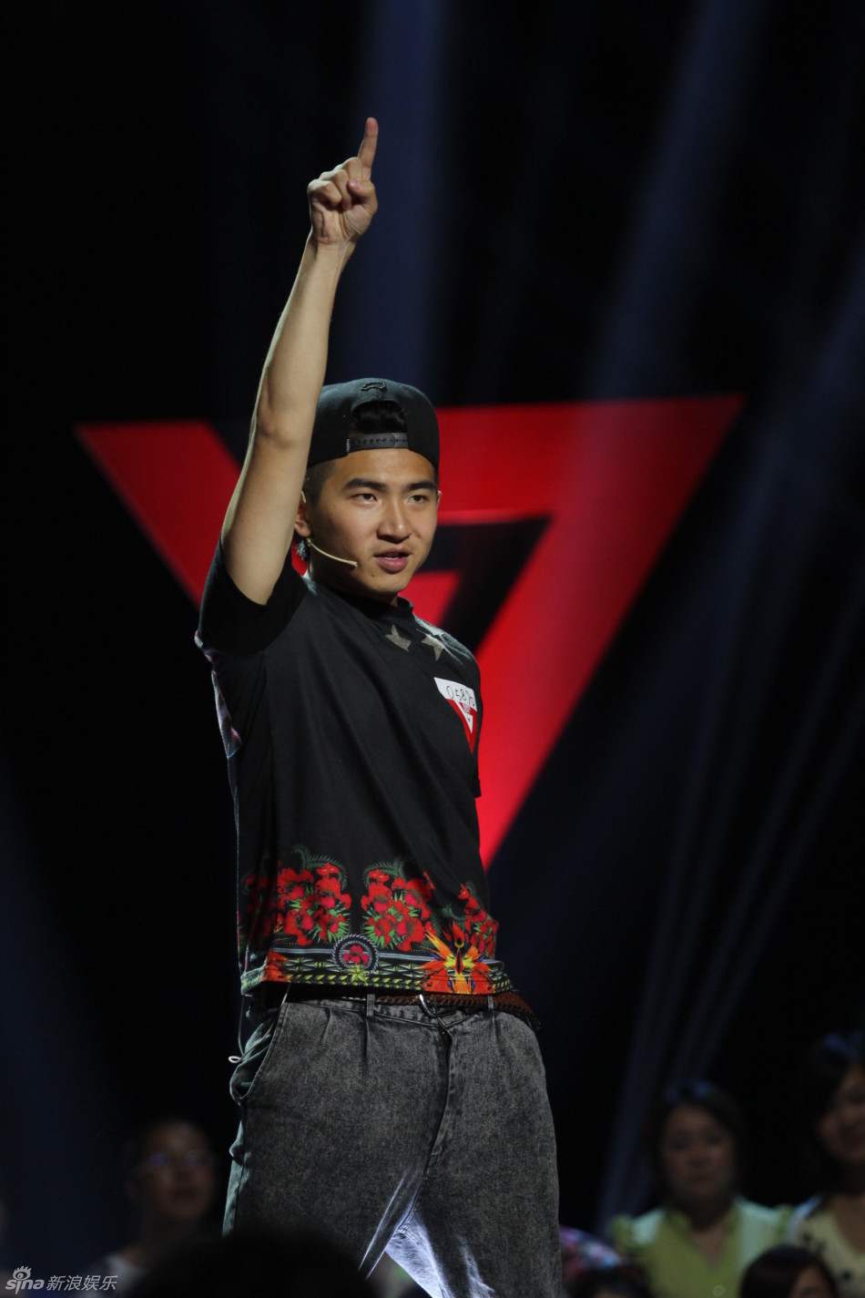 组图:快男杭州十四强诞生 流浪歌手感动全场_高清图集_新浪网
