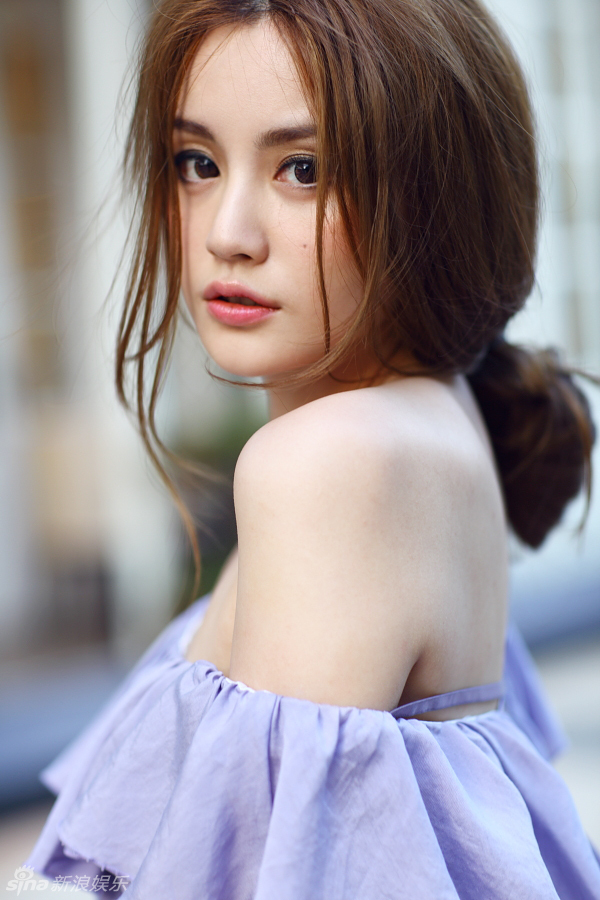 组图:任珈锐写真小露香肩 展夏日唯美田园风情_高清图集_新浪网