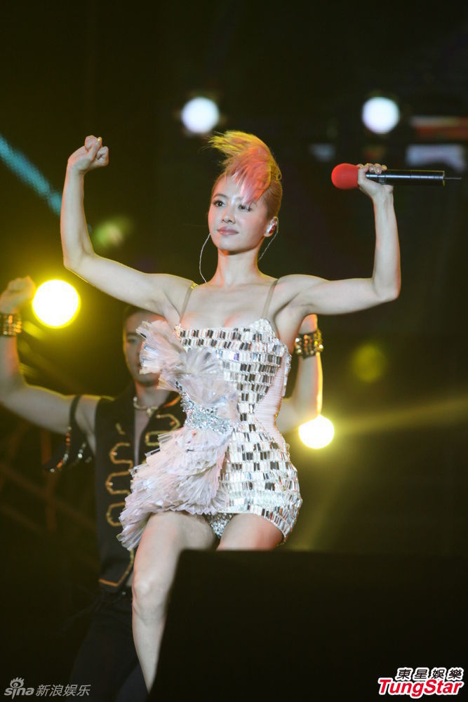 组图:蔡依林沙滩献唱遭飓风底裤走光显尴尬_高清图集_新浪网