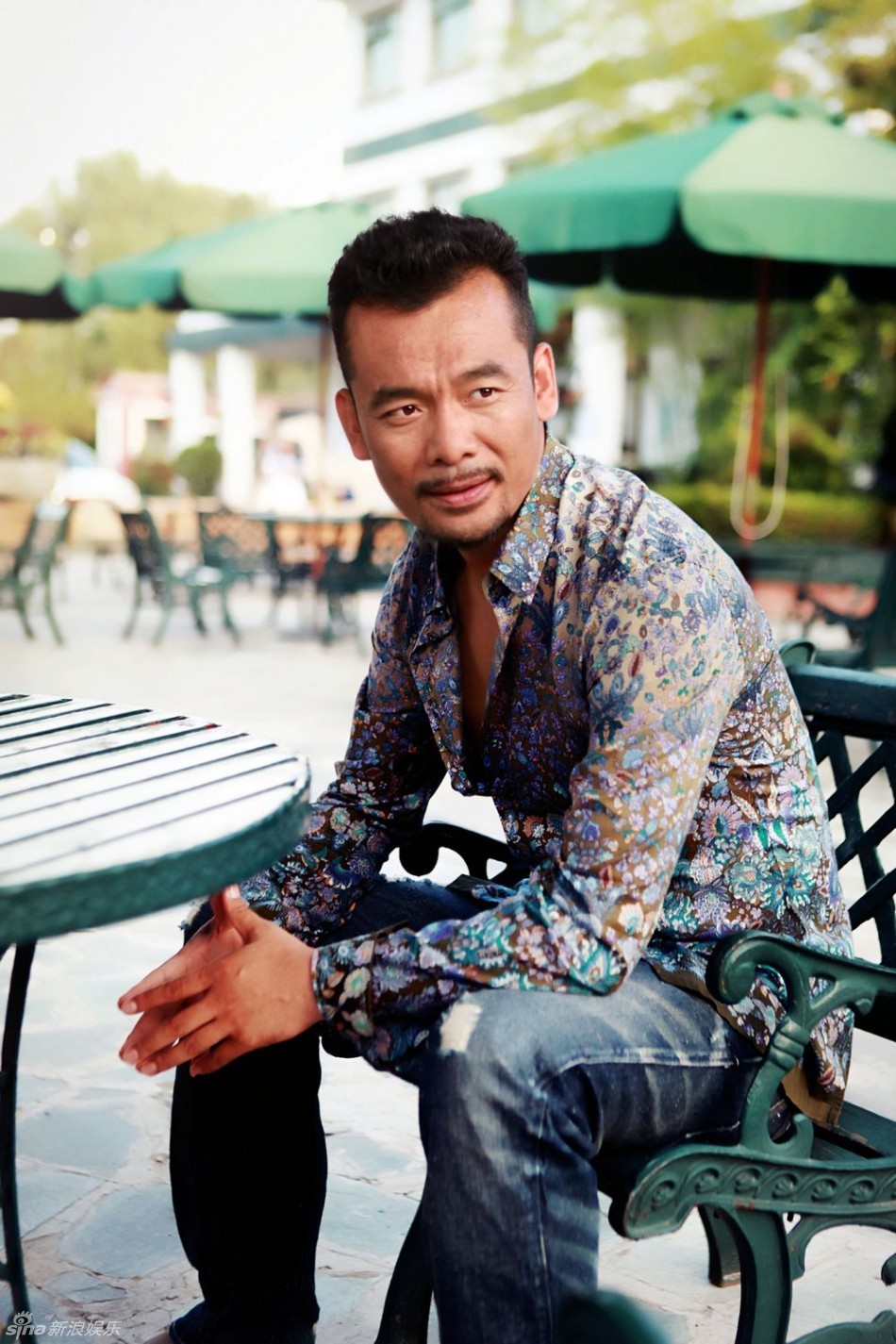 组图:宋佳伦户外写真 演绎时尚硬汉范儿_高清图集_新浪网