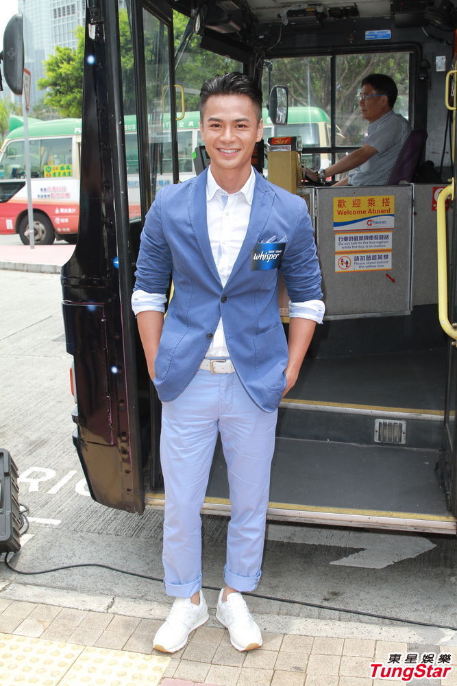 胡杏儿罗仲谦出席活动 罗仲谦示范按摩动作