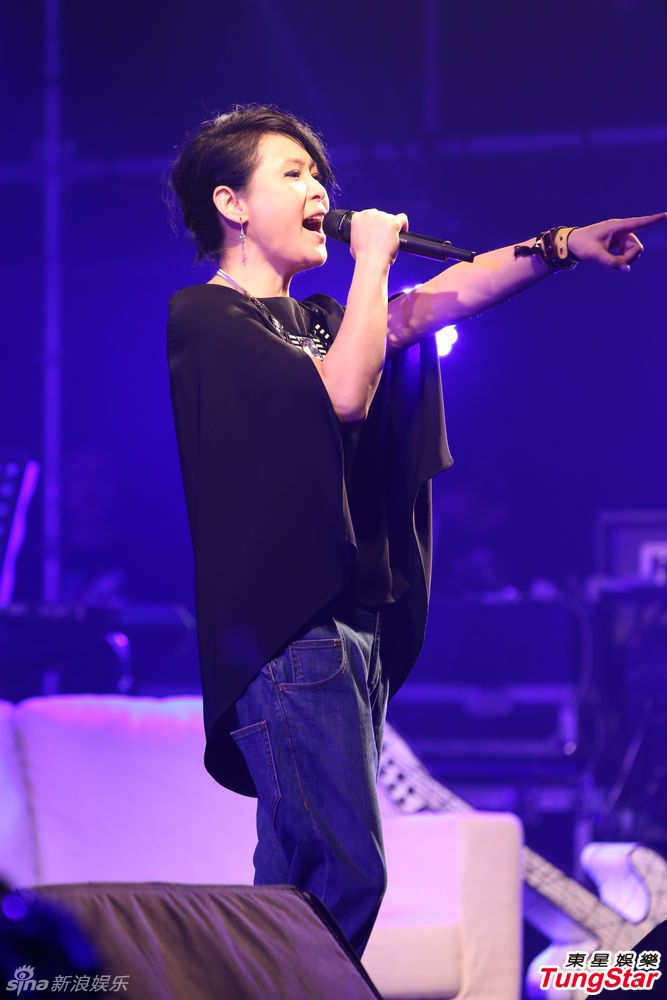 刘若英开唱秀吉他主打黑色风