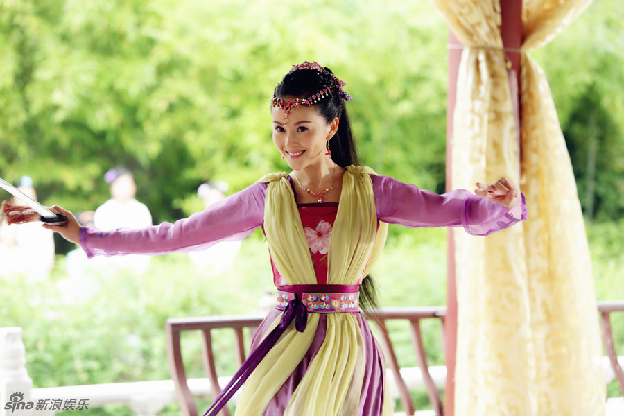 《追鱼传奇》戴娇倩表演剑舞