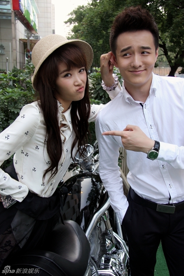 中戏校草初俊辰手捧鲜花毕业