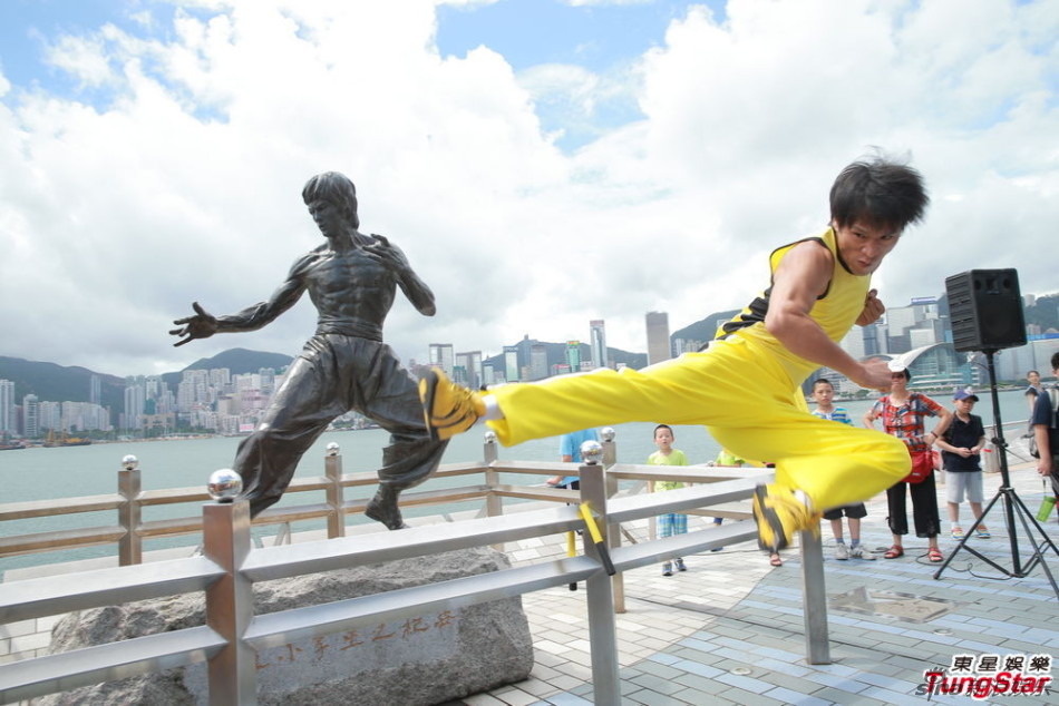 粉丝模仿李小龙