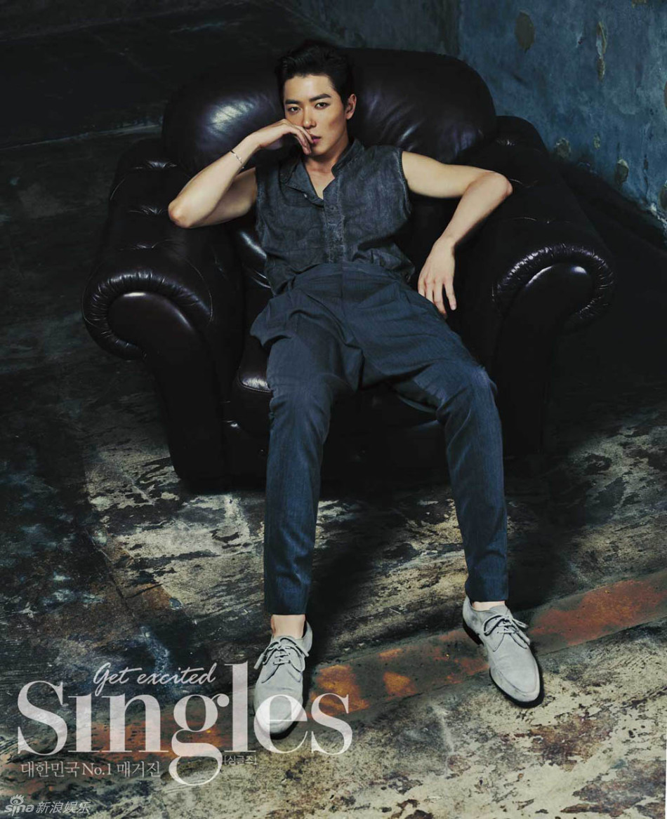 2pm成员泽演拍写真冷峻帅气