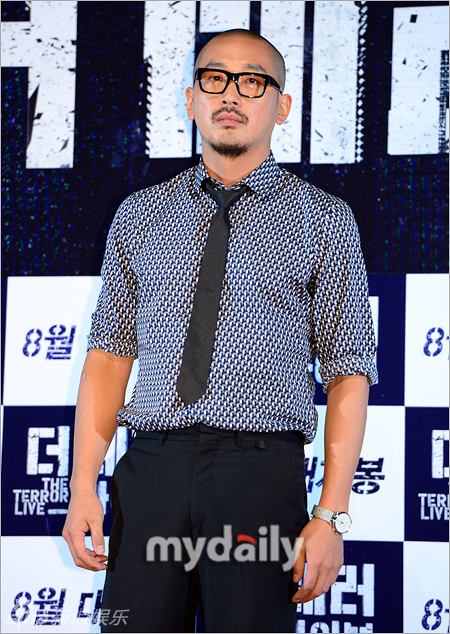 组图:韩星河正宇新片发布 为角色剃光头_高清图集_新浪网