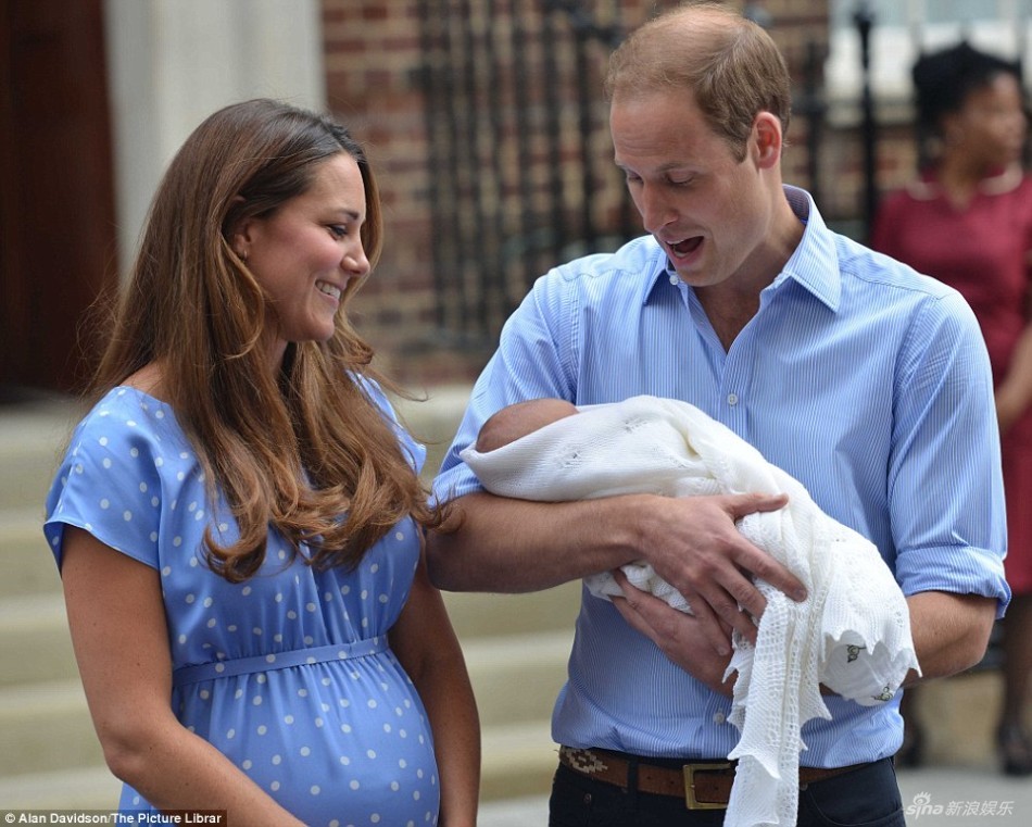 凯特王妃威廉王子抱王室新生儿亮相