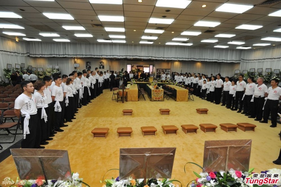 新浪娱乐讯 刘家良于24日出殡,陈百祥,麦嘉,石天,姜大卫,冒着微雨抵达