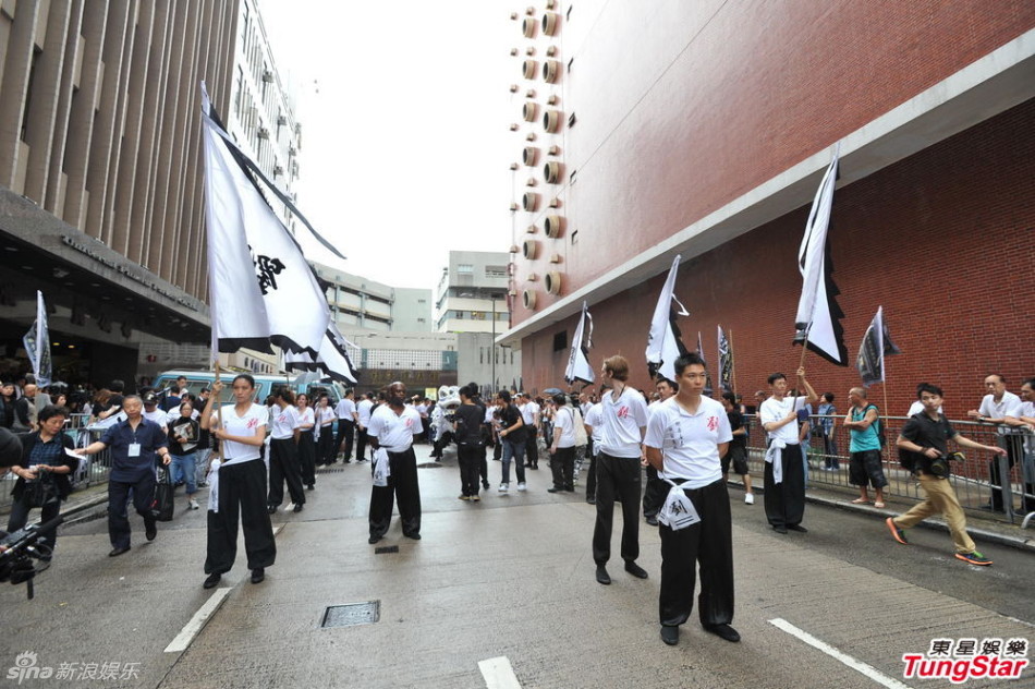 新浪娱乐讯 刘家良于24日出殡,陈百祥,麦嘉,石天,姜大卫,冒着微雨抵达