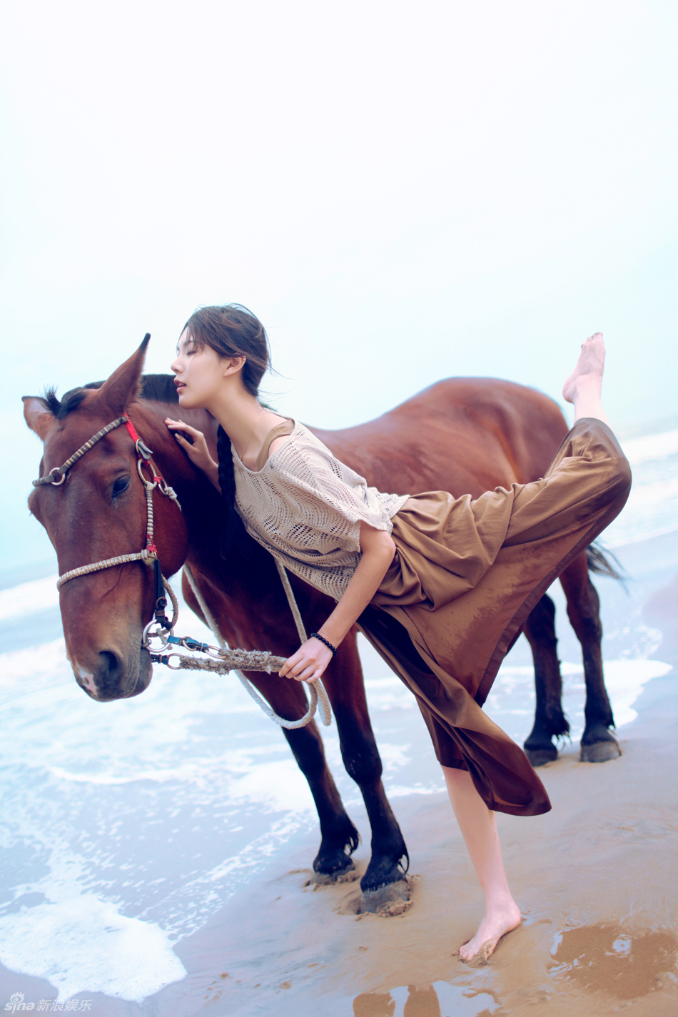 组图:商侃曝大尺度写真 随性柔和文艺气息足_高清图集_新浪网