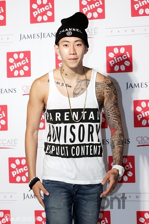 组图:朴宰范亮相时尚活动晒纹身 李相烨帅气_高清图集_新浪网