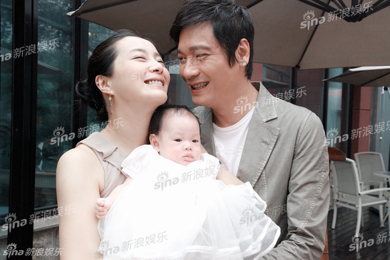 独家:罗嘉良苏岩女儿百日宴 三口相拥落泪(图)_高清图集_新浪网