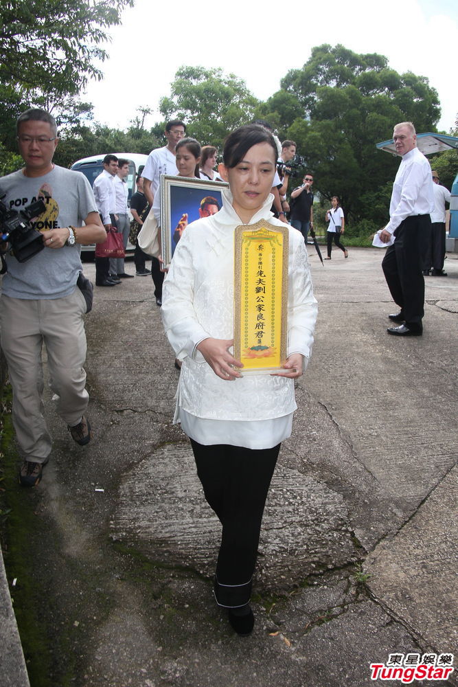 组图:刘家良遗体火化 翁静晶灵前掩脸痛哭_高清图集_新浪网
