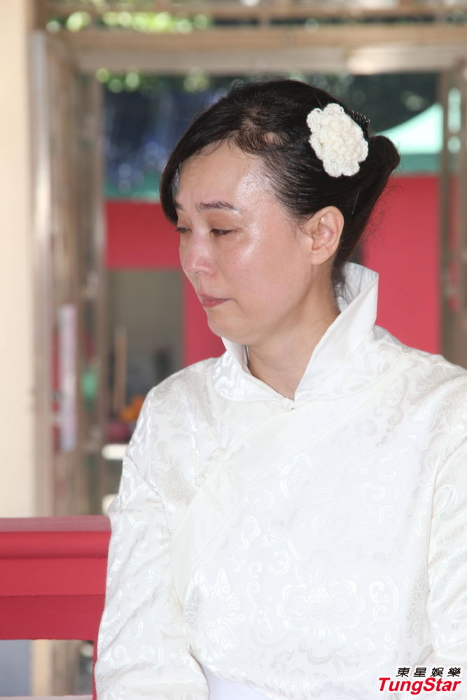 组图:刘家良遗体火化 翁静晶灵前掩脸痛哭_高清图集_新浪网