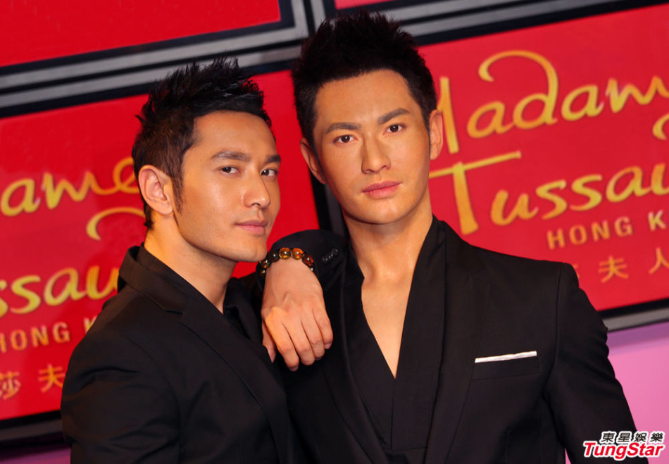 新浪娱乐讯 黄晓明日前亲临香港杜莎夫人蜡像馆,与早已为他度身打造仿
