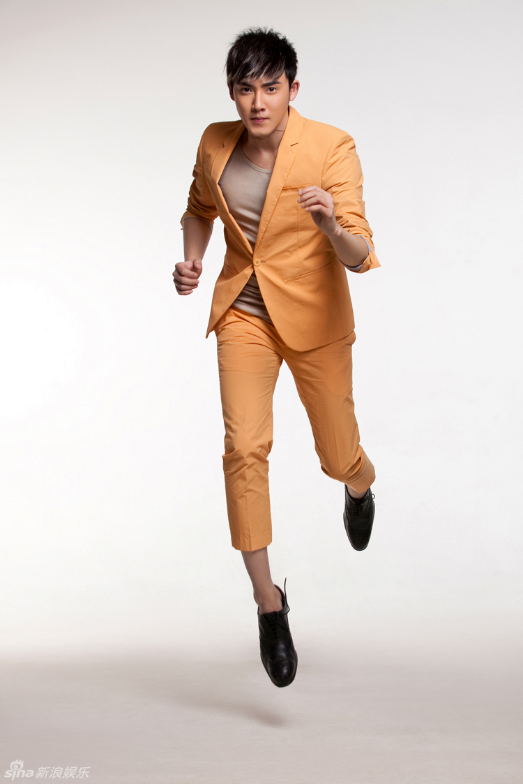 组图:张睿阳光写真 动感西装张扬青春本色_高清图集_新浪网