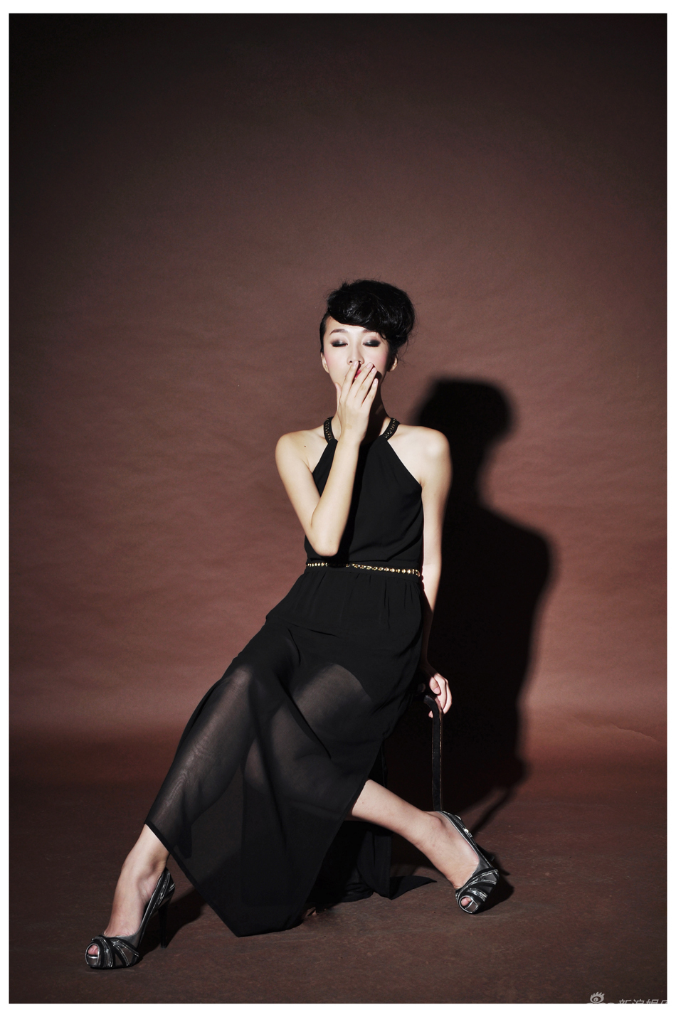 钱璇黑色妖姬写真 眼神清眯展极致魅惑