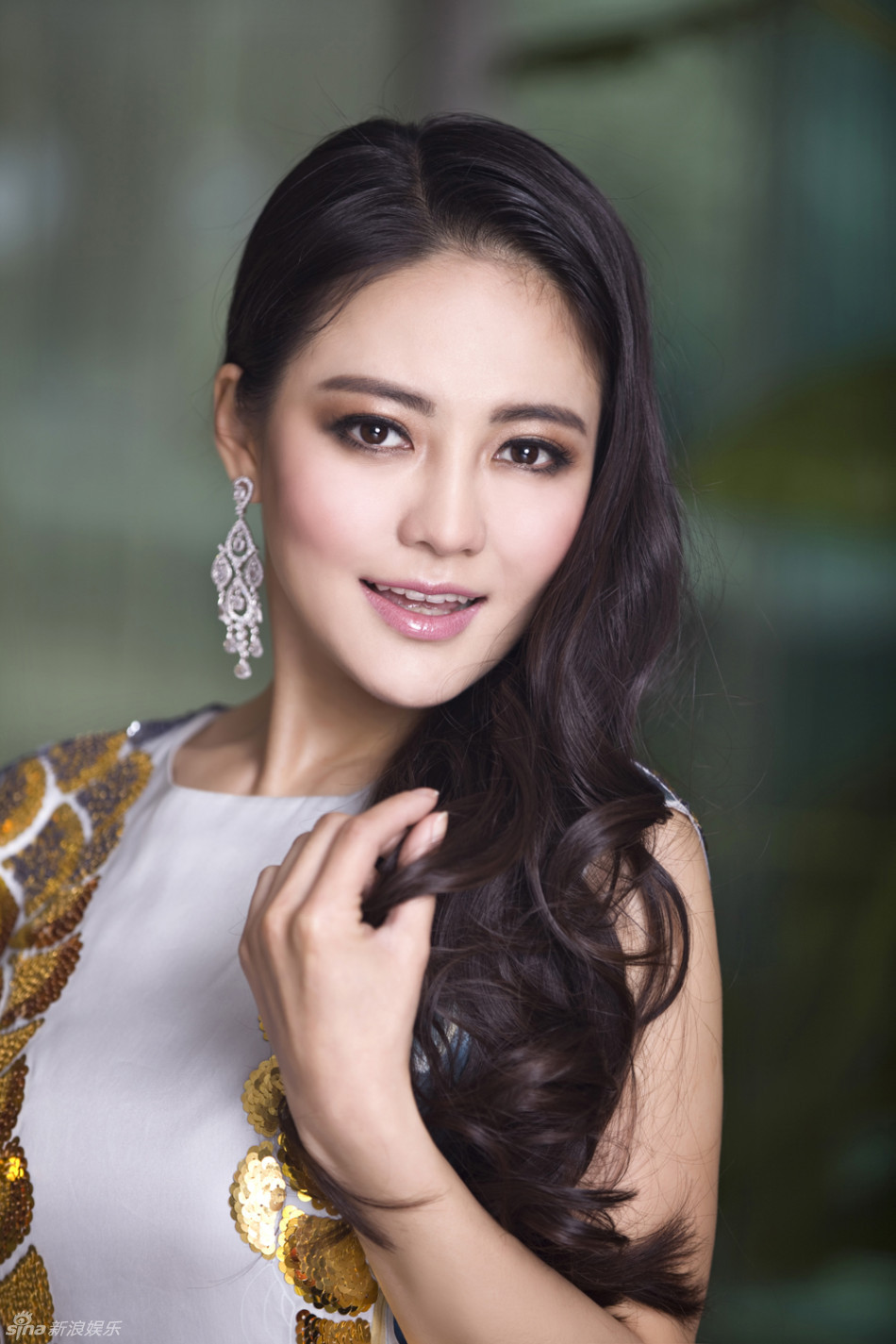 组图:樊蕊时尚大片秀香肩 熟女气质尽显_高清图集_新浪网