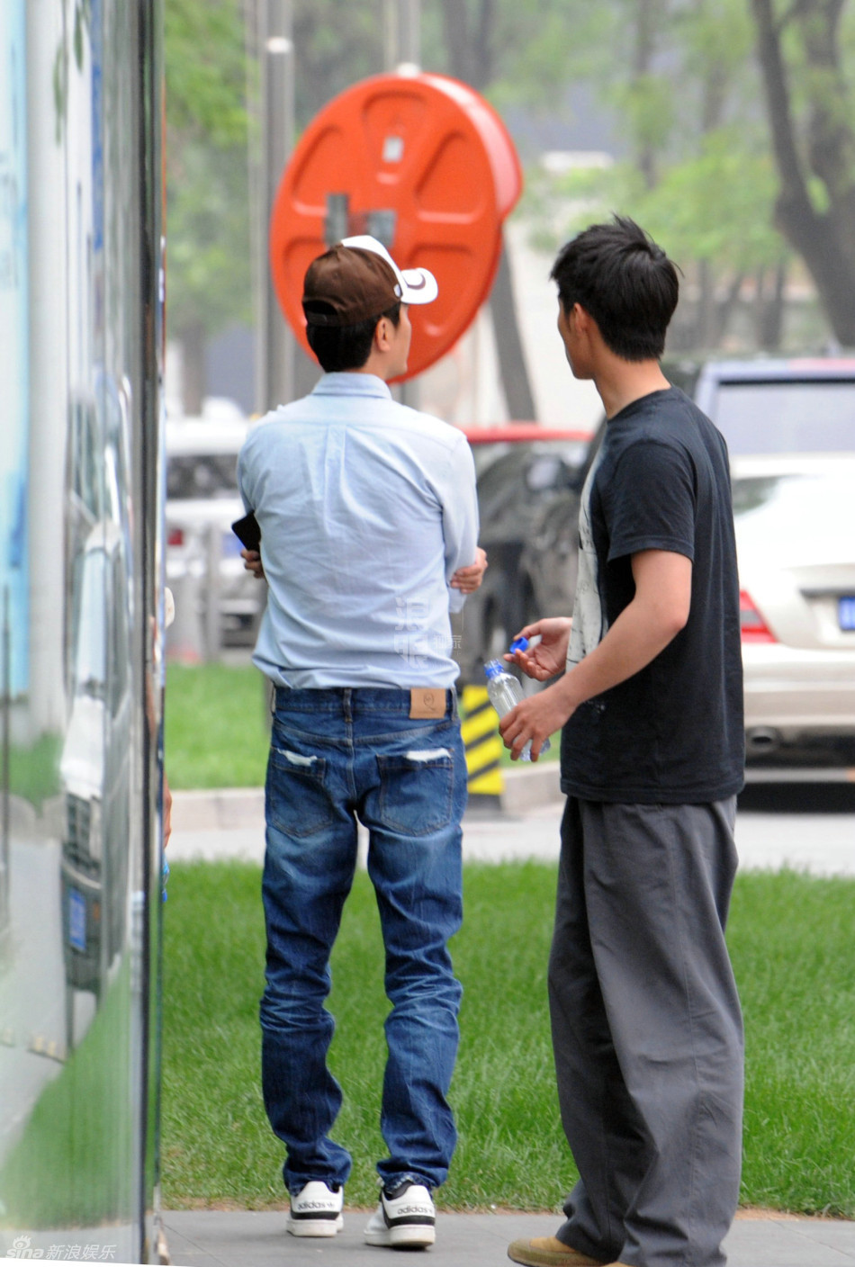 窦骁购豪车 冯绍峰全程陪同当参谋