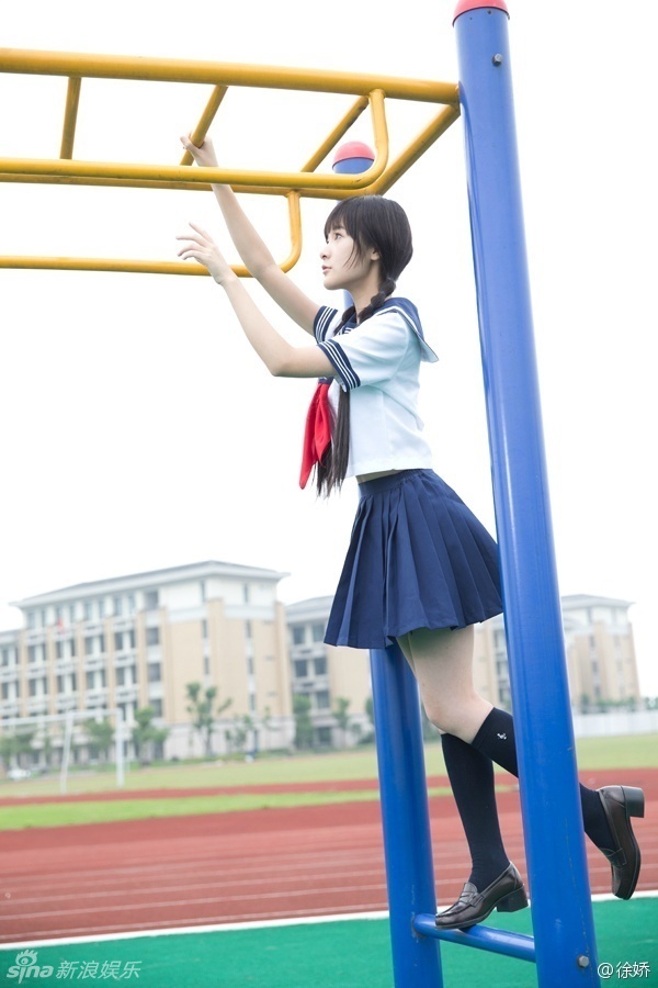 新浪娱乐讯 今天(8月5日)是徐娇16岁生日,她在新浪微博发了一组身穿