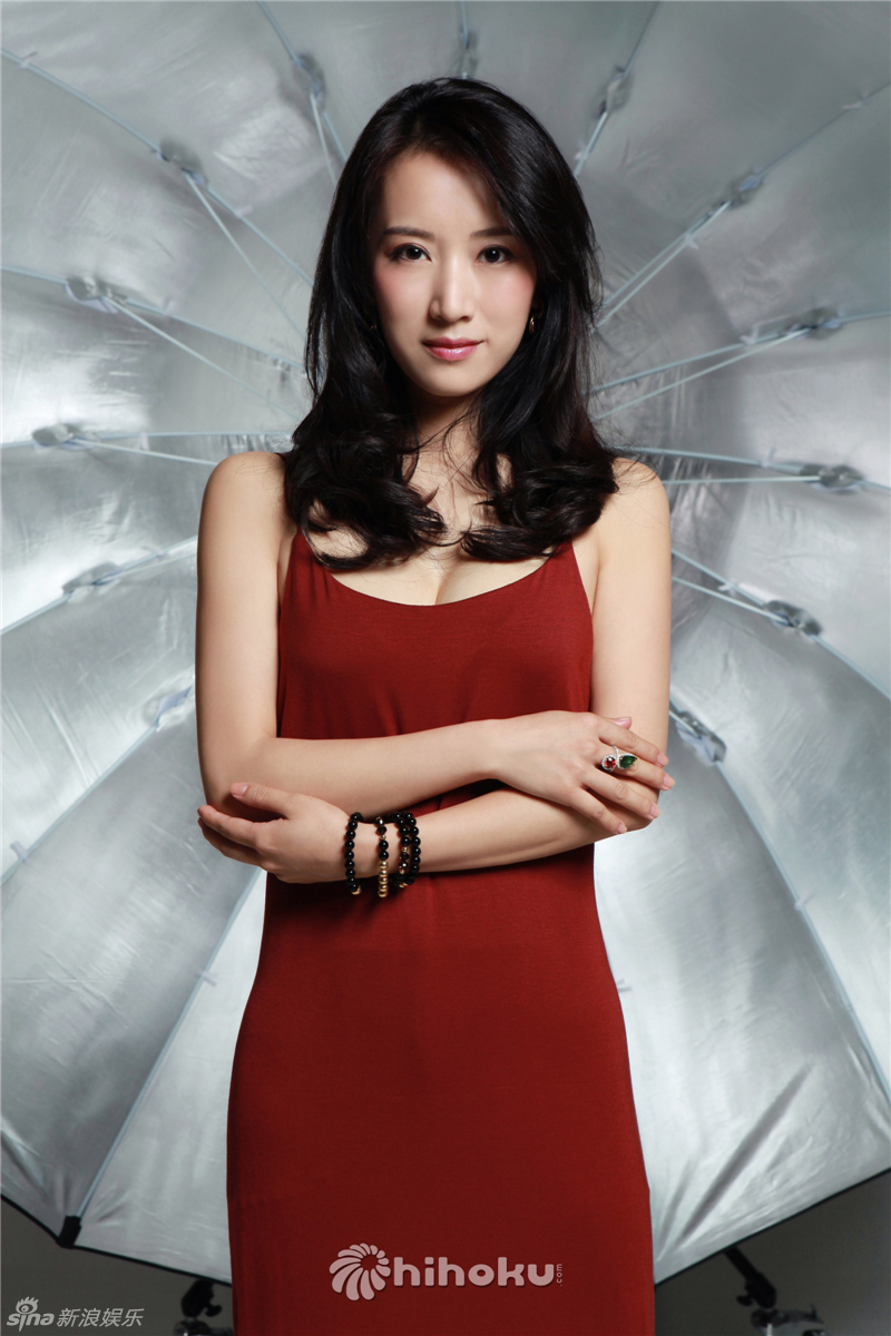 新浪娱乐讯 近日,李念为某杂志拍摄了一组时尚大片,时尚裙装的她长发