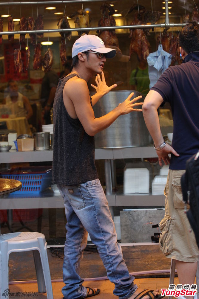 组图:《赌城风云》探班 谢霆锋穿清凉背心_高清图集_新浪网