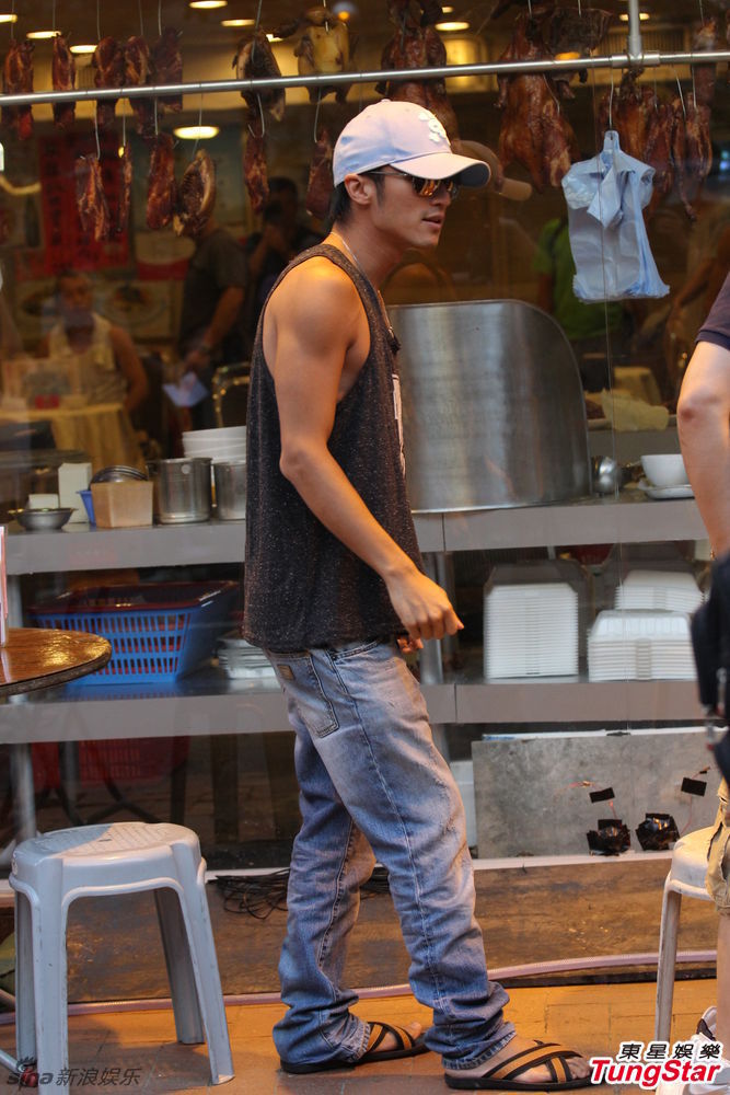 组图:《赌城风云》探班 谢霆锋穿清凉背心_高清图集_新浪网