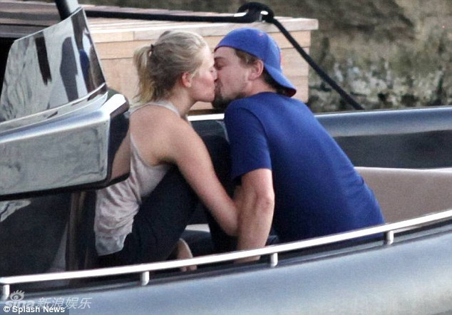 莱昂纳多与女友游轮度假 伸舌挑逗甜蜜湿吻