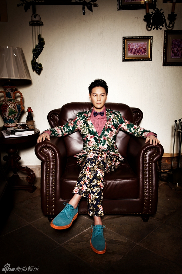 新浪娱乐讯 近日,丁子峻曝光一组魅力写真大片,创意性十足的印花西装