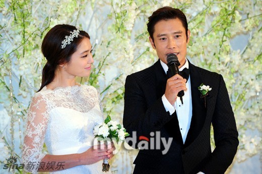 李秉宪李敏贞携手出席婚礼新闻发布会