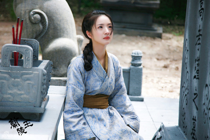 雪舞跪在兰陵王墓前