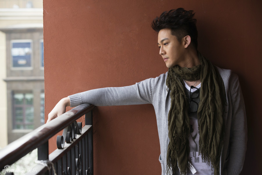 郭力行最新写真深情忧郁