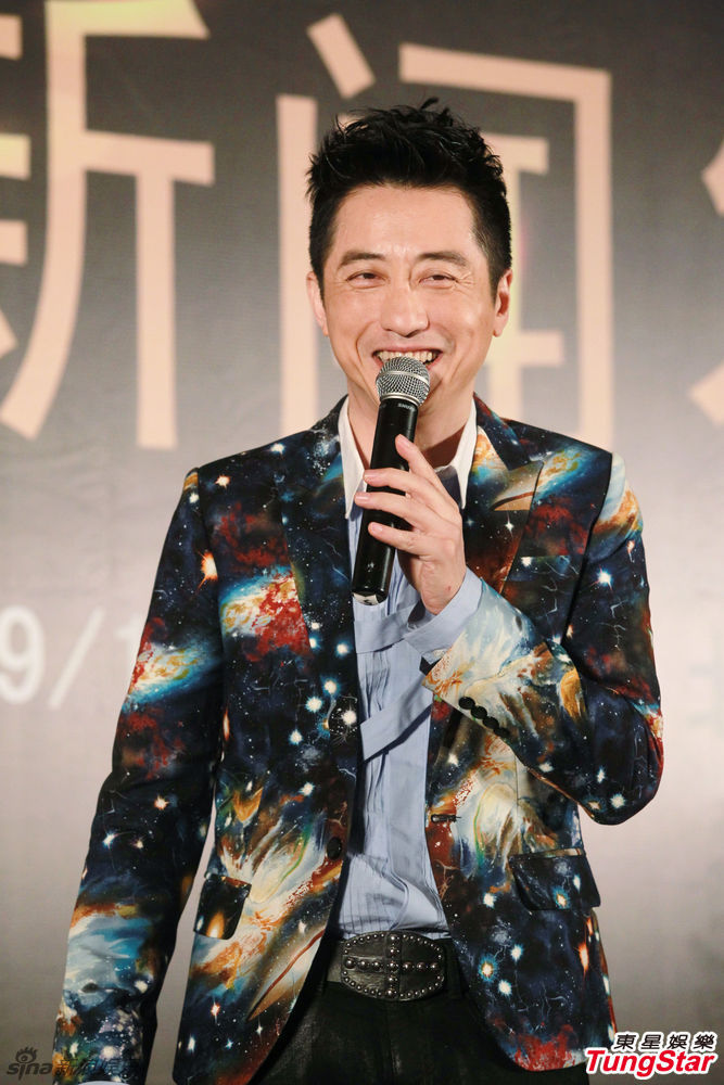 庾澄庆花西装亮相北京 不改顽童本色