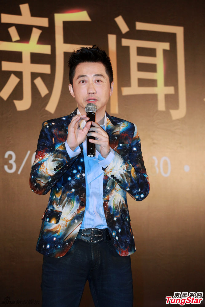 庾澄庆花西装亮相北京 不改顽童本色