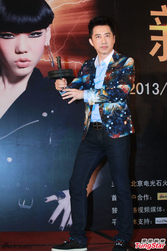 庾澄庆花西装亮相北京 不改顽童本色