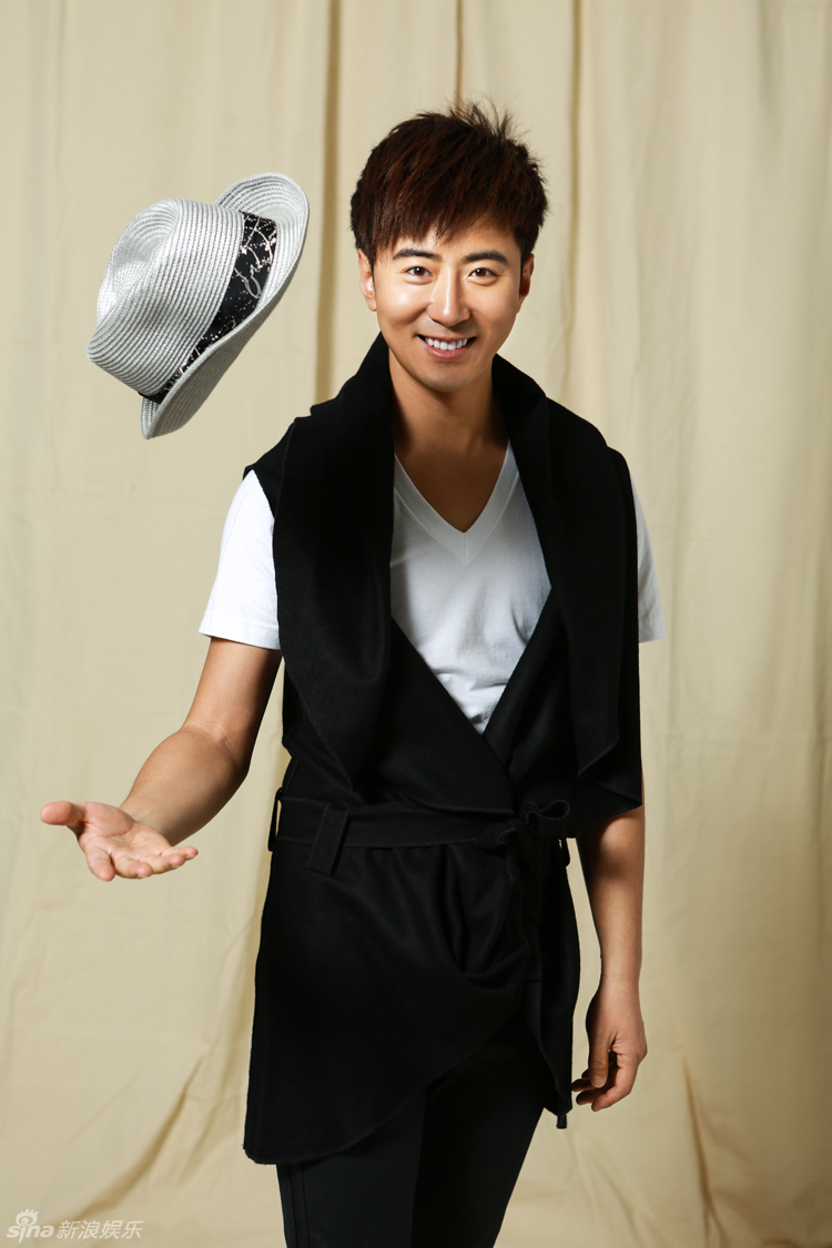 新浪娱乐讯 近日,演员高梓淇曝光一组型男写真,片中高梓淇化身绅士