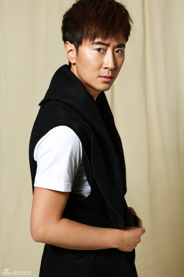 新浪娱乐讯 近日,演员高梓淇曝光一组型男写真,片中高梓淇化身绅士