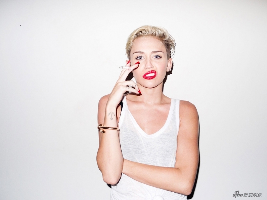 新浪娱乐讯 近日,作风豪迈的麦莉-塞勒斯曝光了一组另类写真,塞勒斯