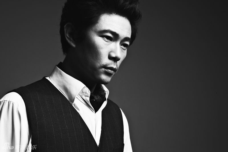 新浪娱乐讯 近日,导演,演员海顿一组黑白大片曝光,片中海顿身着白衬衫