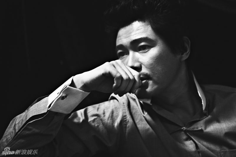 新浪娱乐讯 近日,导演,演员海顿一组黑白大片曝光,片中海顿身着白衬衫