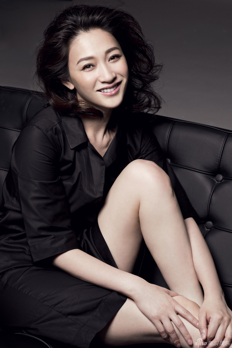 李小冉新写真曝光 黑白纯色演绎知性女神