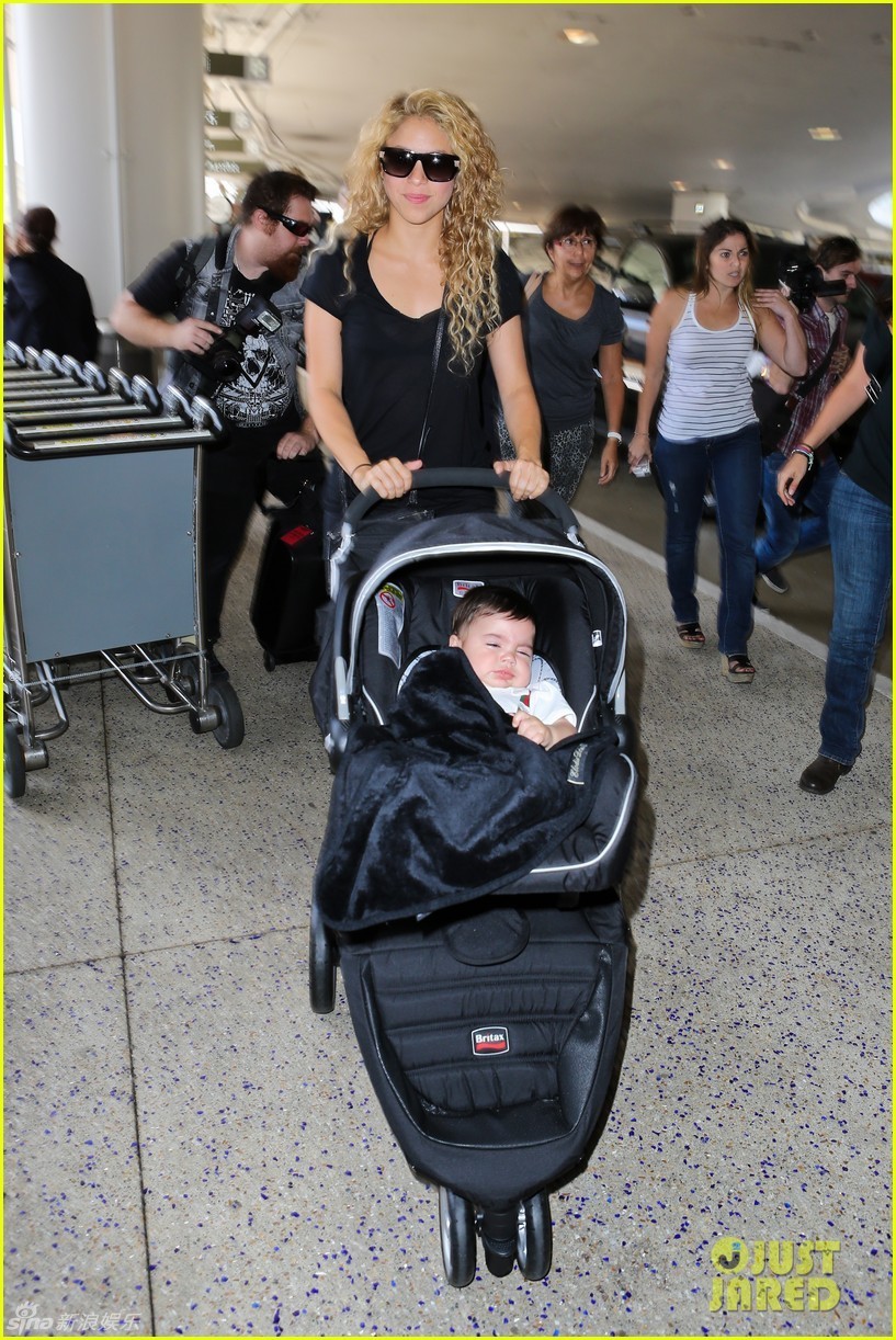 组图:夏奇拉携子赴巴黎 儿子清秀可爱似女孩_高清图集_新浪网