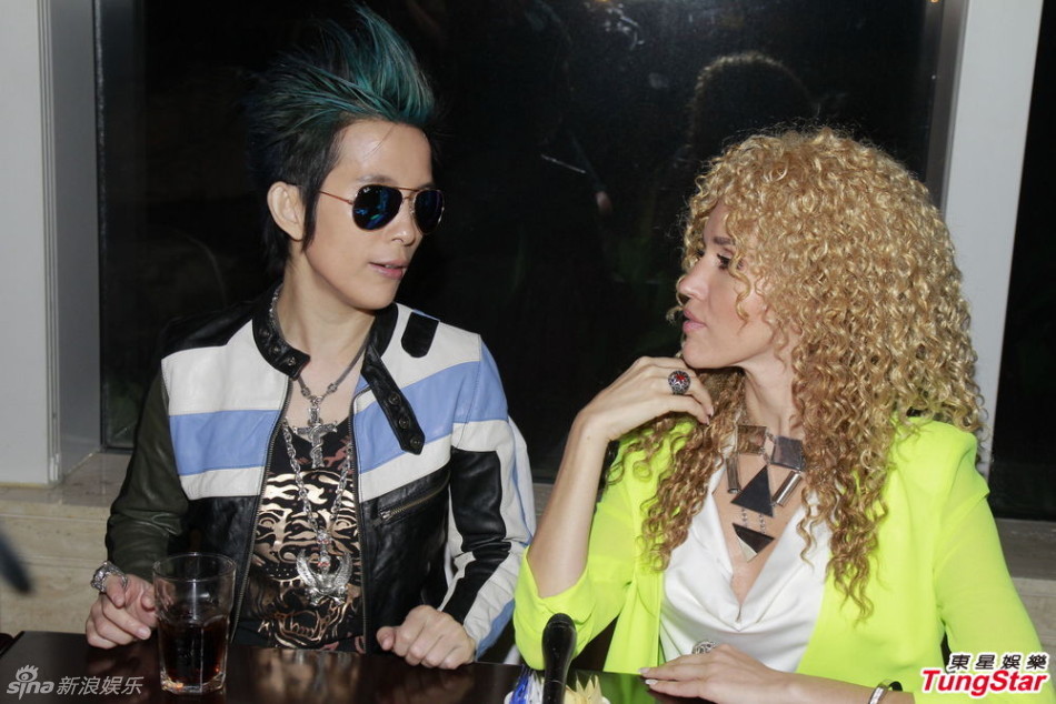 潘美辰与绯闻女友对唱 否认同性恋目前单身(图)_高清图集_新浪网