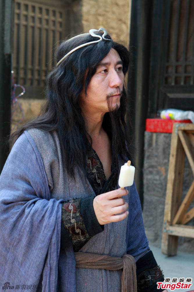 组图:赵毅《蓬莱八仙》演铁拐李逗笑众人