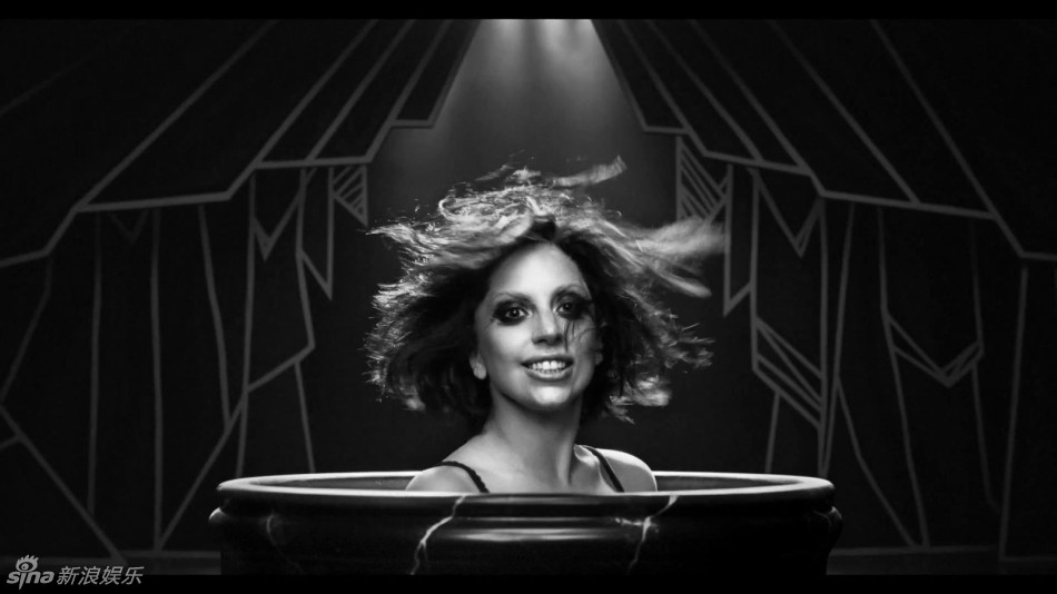 新浪娱乐讯 lady gaga全新单曲《applause》mv正式首播.