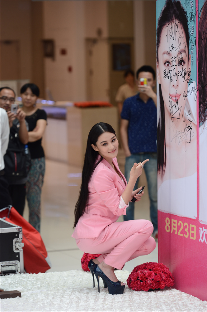 组图:《粉红女郎》发布会 阿雅张馨予现场接吻_高清图集_新浪网