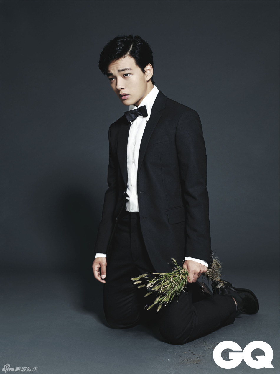 20130821明星吕珍九杂志写真彰显沉稳熟男魅力