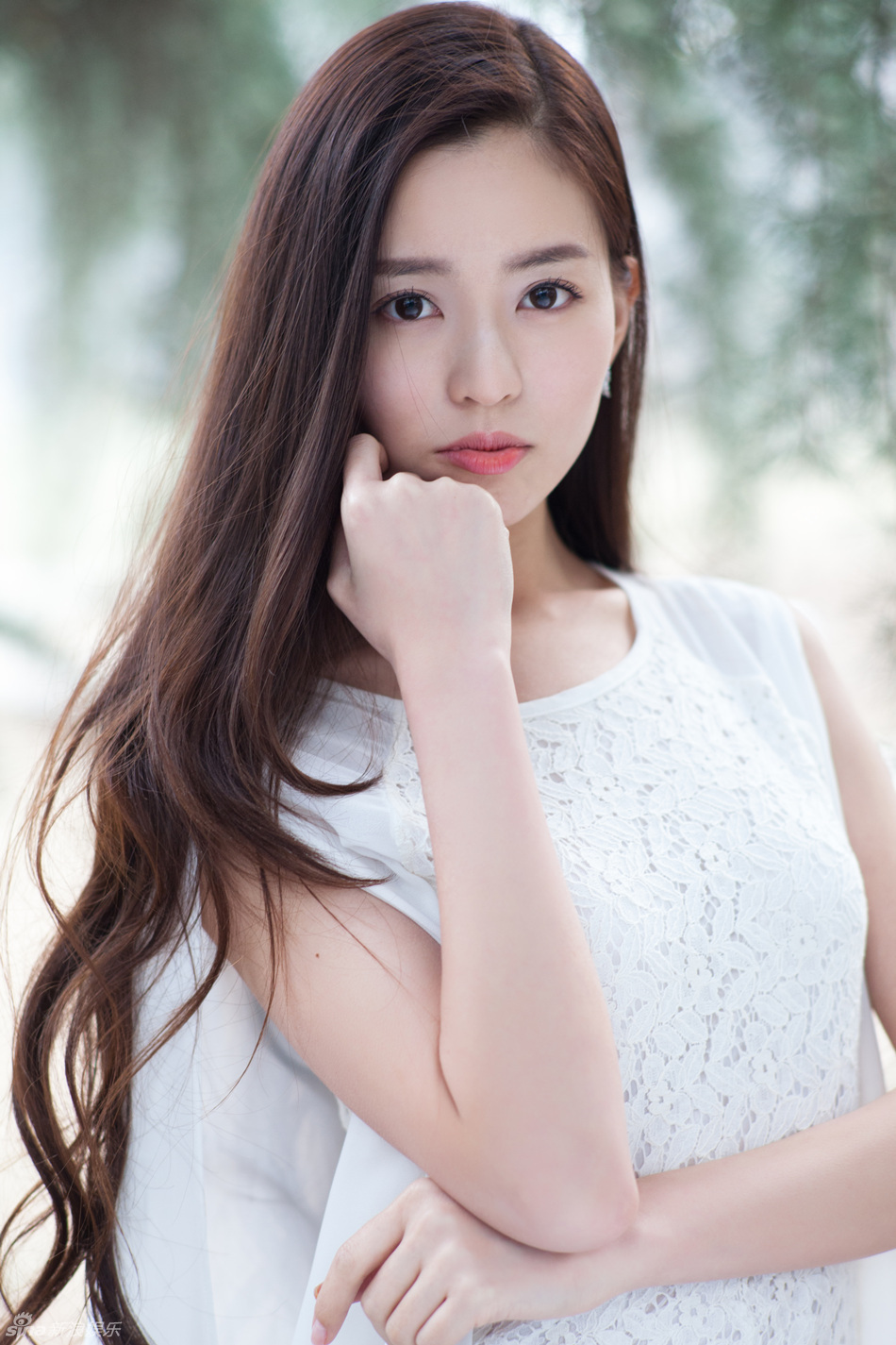 新浪娱乐讯 近日,氧气美女温心曝光了一组晚夏气质写真,照片中,温心带